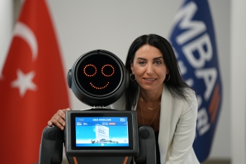 MBA Okullarının Yeni &Ouml;ğrencisi Sosyal Robot Mini Ada Oldu