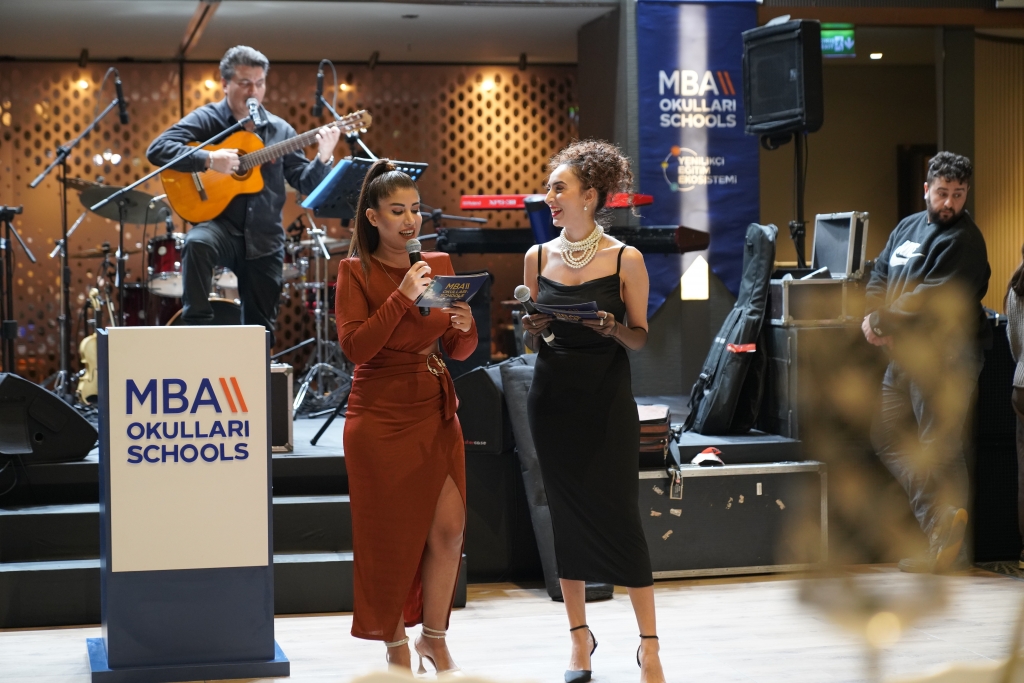 MBA Okulları Öğretmenleri MBA’22 Öğretmenler Günü Kutlaması Galasında Suat Suna ve Perihan Savaş Buluştu
