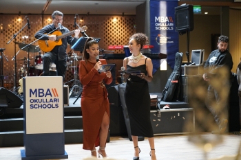 MBA Okulları Öğretmenleri MBA’22 Öğretmenler Günü Kutlaması Galasında Suat Suna ve Perihan Savaş Buluştu