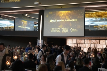 MBA Okulları Öğretmenleri MBA’22 Öğretmenler Günü Kutlaması Galasında Suat Suna ve Perihan Savaş Buluştu