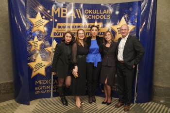 MBA Okulları Öğretmenleri MBA’22 Öğretmenler Günü Kutlaması Galasında Suat Suna ve Perihan Savaş Buluştu