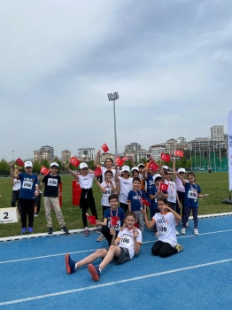 Çocuklar Ulusal Egemenliğin 104. Yılı için Koştular