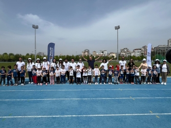 Çocuklar Ulusal Egemenliğin 104. Yılı için Koştular