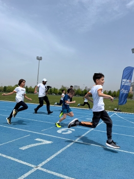 Çocuklar Ulusal Egemenliğin 104. Yılı için Koştular